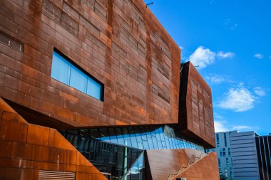 Viyana, Avusturya. Ekonomik üniversite. 2.03.2019. modern alışılmadık mimarisi. Mavi gökyüzü arka planda paslı metal yaprak akademik bina.