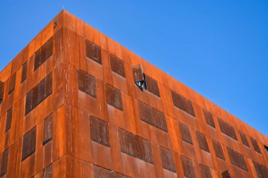 Viyana, Avusturya. Ekonomik üniversite. 2.03.2019. modern alışılmadık mimarisi. Mavi gökyüzü arka planda paslı metal yaprak akademik bina.