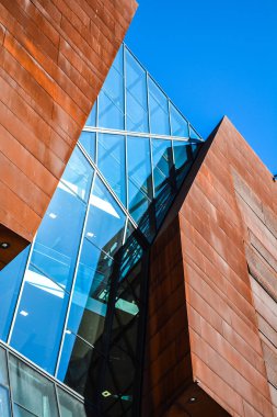 Viyana, Avusturya. Ekonomik üniversite. 2.03.2019. modern alışılmadık mimarisi. Mavi gökyüzü arka planda paslı metal yaprak akademik bina.