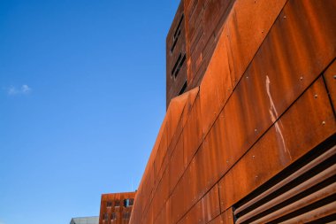 Viyana, Avusturya. Ekonomik üniversite. 2.03.2019. modern alışılmadık mimarisi. Mavi gökyüzü arka planda paslı metal yaprak akademik bina.