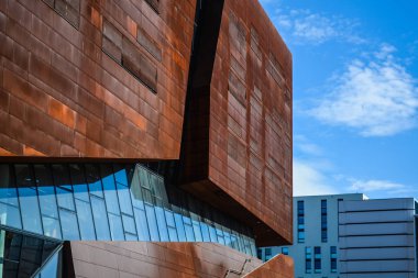 Viyana, Avusturya. Ekonomik üniversite. 2.03.2019. modern alışılmadık mimarisi. Mavi gökyüzü arka planda paslı metal yaprak akademik bina.