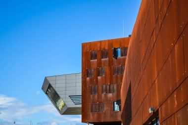 Viyana, Avusturya. Ekonomik üniversite. 2.03.2019. modern alışılmadık mimarisi. Mavi gökyüzü arka planda paslı metal yaprak akademik bina.