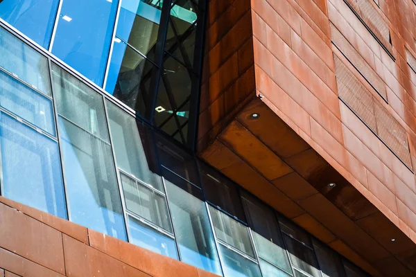 Viena, Austria. Universidad económica. 2.03.2019. Arquitectura inusual moderna. El edificio académico de láminas de metal oxidado en el fondo del cielo azul . — Foto de Stock