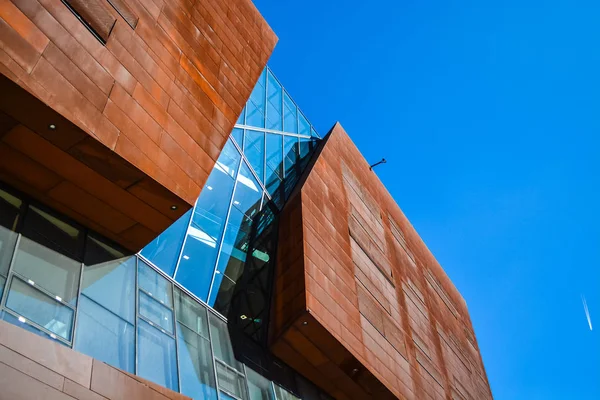 Viena, Austria. Universidad económica. 2.03.2019. Arquitectura inusual moderna. El edificio académico de láminas de metal oxidado en el fondo del cielo azul . — Foto de Stock