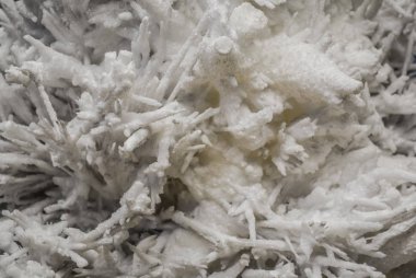 Beyaz doğal taşlardan arka plan veya doku. Mineraller ve kristaller. Olağandışı form.