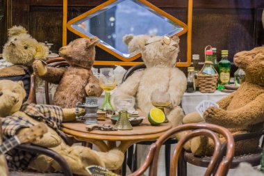 Viyana, Avusturya, 2.03.2019. İnsanların sıradan eylemlerde farklı eski oyuncak ayılar alışılmadık bir sergi. Oyuncaklar gelen parti