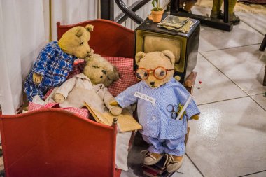 Viyana, Avusturya, 2.03.2019. İnsanların sıradan eylemlerde farklı eski oyuncak ayılar alışılmadık bir sergi. Oyuncaklar gelen parti