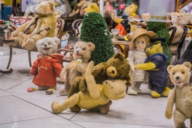 Viyana, Avusturya, 2.03.2019. İnsanların sıradan eylemlerde farklı eski oyuncak ayılar alışılmadık bir sergi. Oyuncaklar gelen parti