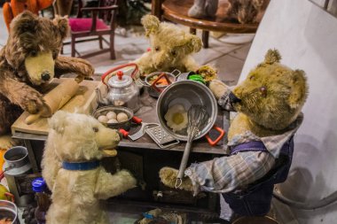 Viyana, Avusturya, 2.03.2019. İnsanların sıradan eylemlerde farklı eski oyuncak ayılar alışılmadık bir sergi. Oyuncaklar gelen parti