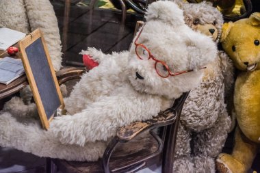 Viyana, Avusturya, 2.03.2019. İnsanların sıradan eylemlerde farklı eski oyuncak ayılar alışılmadık bir sergi. Oyuncaklar gelen parti