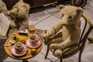 Viyana, Avusturya, 2.03.2019. İnsanların sıradan eylemlerde farklı eski oyuncak ayılar alışılmadık bir sergi. Oyuncaklar gelen parti