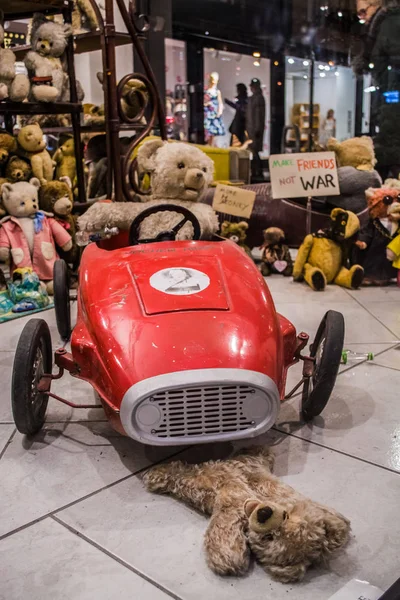 Viena, Austria, 2.03.2019. Una exposición inusual de diferentes viejos osos de peluche en acciones ordinarias de las personas. La fiesta de los juguetes — Foto de Stock