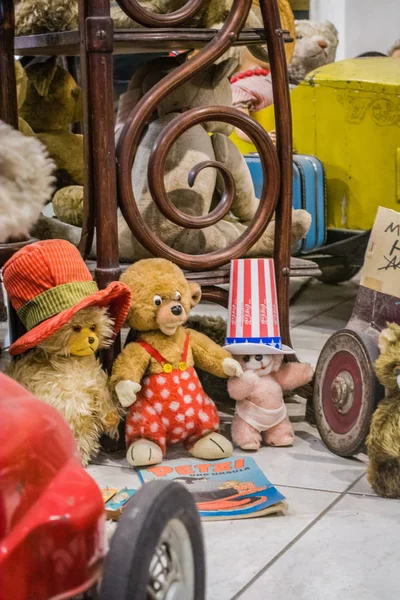 Wien, Österrike, 2.03.2019. En ovanlig utställning av olika gamla Nalle björnar i vanliga åtgärder av människor. Partiet från leksaker — Stockfoto