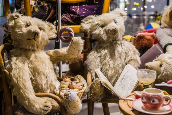 Wien, Österrike, 2.03.2019. En ovanlig utställning av olika gamla Nalle björnar i vanliga åtgärder av människor. Partiet från leksaker — Stockfoto