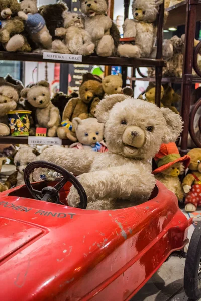 Wien, Österrike, 2.03.2019. En ovanlig utställning av olika gamla Nalle björnar i vanliga åtgärder av människor. Partiet från leksaker — Stockfoto