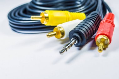 Çok renkli fişler lale ile siyah kabloların beyaz arka plan hank üzerinde. Teknolojileri. Tv için bir multimedya kablosu.