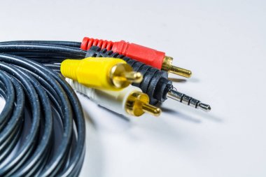 Çok renkli fişler lale ile siyah kabloların beyaz arka plan hank üzerinde. Teknolojileri. Tv için bir multimedya kablosu.