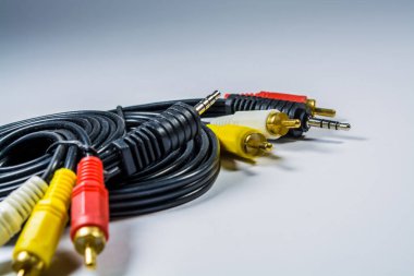 Çok renkli fişler lale ile siyah kabloların beyaz arka plan hank üzerinde. Teknolojileri. Tv için bir multimedya kablosu.