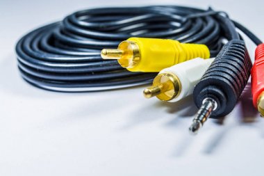 Çok renkli fişler lale ile siyah kabloların beyaz arka plan hank üzerinde. Teknolojileri. Tv için bir multimedya kablosu.