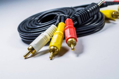 Çok renkli fişler lale ile siyah kabloların beyaz arka plan hank üzerinde. Teknolojileri. Tv için bir multimedya kablosu.