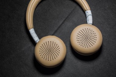 Siyah monofonik arka planda müzik dinlemek için büyük kulaklıklar bulunmaktadır. Modern teknolojiler ve araçlar. 