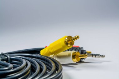 Çok renkli fişler lale ile siyah kabloların beyaz arka plan hank üzerinde. Teknolojileri. Tv için bir multimedya kablosu.