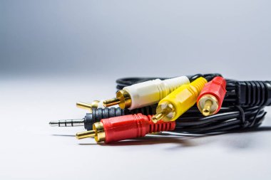 Çok renkli fişler lale ile siyah kabloların beyaz arka plan hank üzerinde. Teknolojileri. Tv için bir multimedya kablosu.