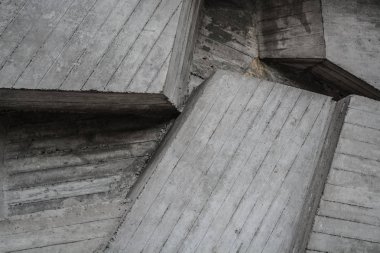 Gri doku veya arka plan beton bloklardan. Dekoratif duvar. Farklı formlar ve çizgiler.