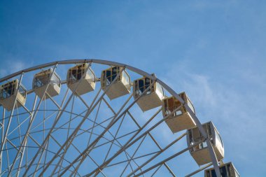 Mavi gökyüzü ve eski bir şehir mimarisi Kiev, Ukrayna arka plan karşı Büyük tekerlek. Lunapark. Alan.