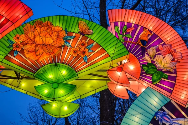 Verschillende lichte Chinese kleine lampen in het Park. Garland. Een ongewone decor voor straten en het huis. Feestelijke sfeer — Stockfoto