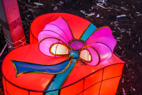 Verschillende lichte Chinese kleine lampen in het Park. Garland. Een ongewone decor voor straten en het huis. Feestelijke sfeer — Stockfoto