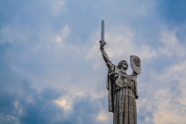Kiev, Ukrayna. 08.04.2019. Toprak'ın metalden kılıç ve tahta ile anıtSA SUssus'tan dır. Büyük heykel 