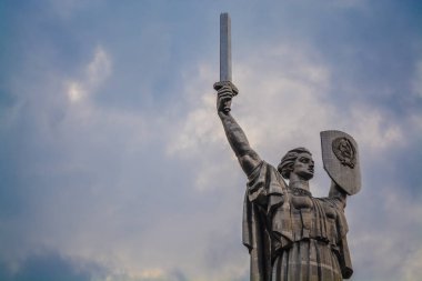 Kiev, Ukrayna. 08.04.2019. Toprak'ın metalden kılıç ve tahta ile anıtSA SUssus'tan dır. Büyük heykel 