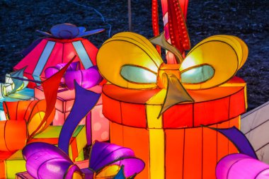 Parkta çeşitli parlak Çin küçük lambalar. Garland, ne kadar. Sokaklar ve ev için alışılmadık bir dekor. Şenlikli ruh hali