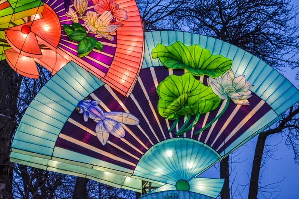 Varias lámparas pequeñas chinas brillantes en el parque. Garland. Una decoración inusual para las calles y la casa. Humor festivo — Foto de Stock