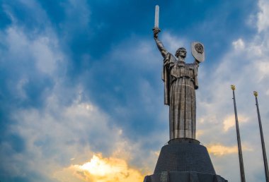Kiev, Ukrayna. 08.04.2019. Toprak'ın metalden kılıç ve tahta ile anıtSA SUssus'tan dır. Büyük heykel 