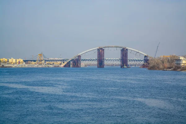 Utsikt över floden Dnepr och bron från Kievs kust. Modern storstad. Vackert vårlandskap — Stockfoto