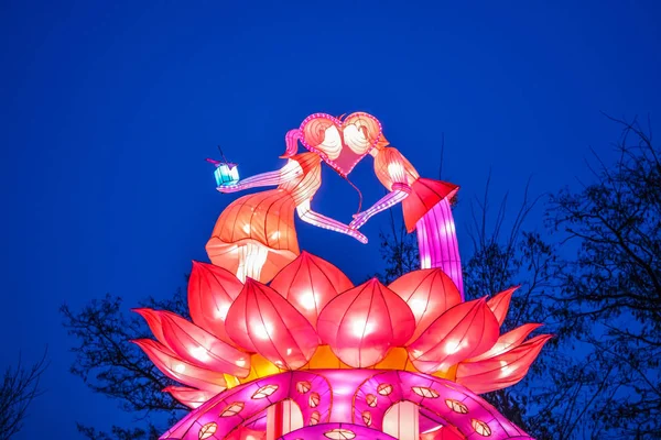 Verschillende lichte Chinese kleine lampen in het Park. Garland. Een ongewone decor voor straten en het huis. Feestelijke sfeer — Stockfoto