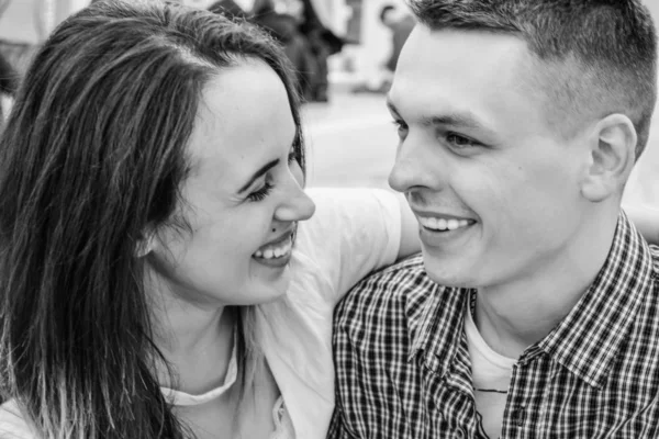 La giovane coppia amorevole per divertirsi nel centro commerciale vicino alla fontana. Emozioni positive. Felicità degli sposi novelli . — Foto Stock