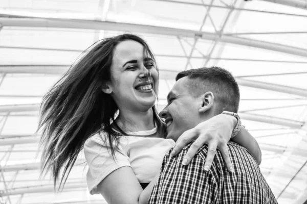 Το αγαπητό νεαρό ζευγάρι να διασκεδάζει στο εμπορικό κέντρο κοντά στο σιντριβάνι. Θετικά συναισθήματα. Η ευτυχία των νεόνυμφων. — Φωτογραφία Αρχείου
