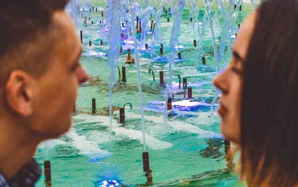 Le jeune couple aimant pour s'amuser dans le centre commercial près de la fontaine. Des émotions positives. Bonheur des jeunes mariés . — Photo