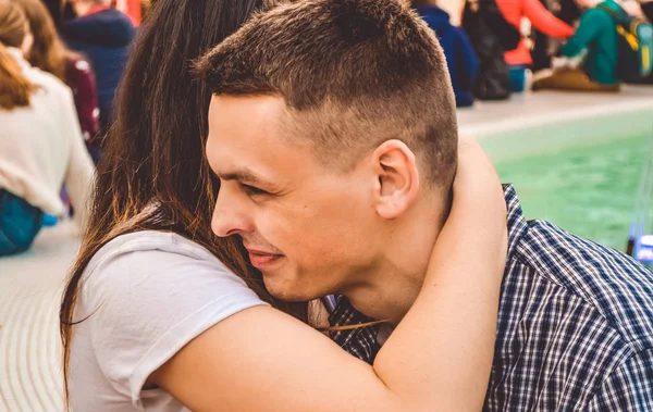 Den kärleksfulla unga paret att ha kul i köpcentrum nära fontänen. Positiva känslor. Lycka nygifta. — Stockfoto