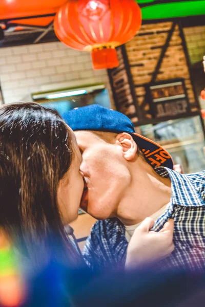 La pareja joven casada cariñosa abraza y besa. Amor y relaciones. Emociones. Felicidad . —  Fotos de Stock