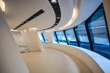 Viyana, Avusturya. 02.03.2019. İktisadi üniversite kütüphanesi. İçeride modern bir bina var. Eğimli ve yarım daire li duvarlar, büyük pencereler ve balkonlar, aydınlatma ile. Mimari. Geometri.