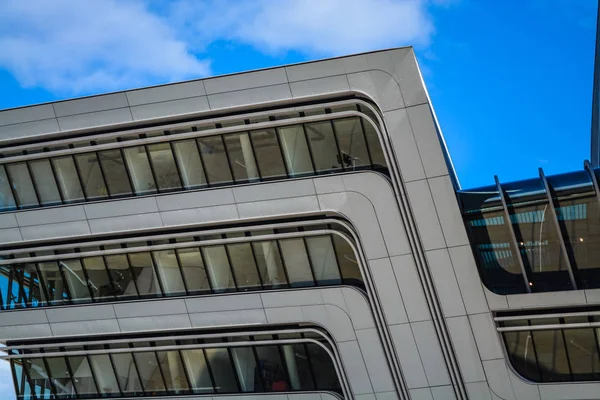 Viena, Austria. 02.03.2019. Arquitectura moderna de edificios de oficinas. Un rascacielos de cristal y metal. Reflexiones en ventanas . — Foto de Stock