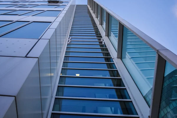 Arquitectura moderna de edificios de oficinas. Un rascacielos de cristal y metal. Reflexiones en ventanas . — Foto de Stock