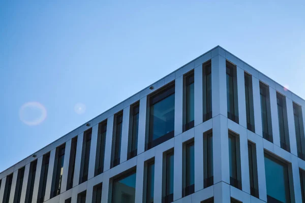 Arquitectura moderna de edificios de oficinas. Un rascacielos de cristal y metal. Reflejos en ventanas de cielo azul. Centro de negocios — Foto de Stock