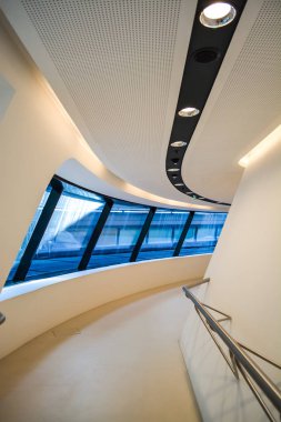 Viyana, Avusturya. 02.03.2019. İktisadi üniversite kütüphanesi. İçeride modern bir bina var. Eğimli ve yarım daire li duvarlar, büyük pencereler ve balkonlar, aydınlatma ile. Mimari. Geometri.