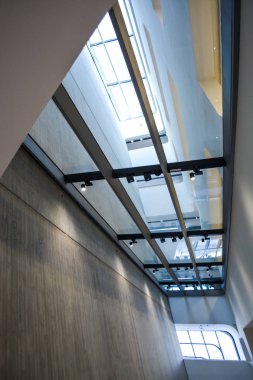 Viyana, Avusturya. 02.03.2019. İktisadi üniversite kütüphanesi. İçeride modern bir bina var. Eğimli ve yarım daire li duvarlar, büyük pencereler ve balkonlar, aydınlatma ile. Mimari. Geometri.
