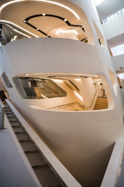 Viyana, Avusturya. 02.03.2019. İktisadi üniversite kütüphanesi. İçeride modern bir bina var. Eğimli ve yarım daire li duvarlar, büyük pencereler ve balkonlar, aydınlatma ile. Mimari. Geometri.